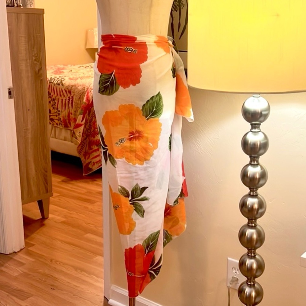 Vibrant,Stunning Sarong,Wrap, Scarf w/Large,Bold Hibiscus Flowers, 38”x65”,EUC - Picture 5 of 9